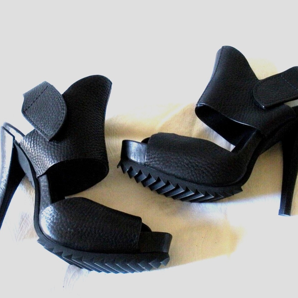 Pedro Garcia Piper Cut Out Platform Heels. Black Pebbled Leather size 7